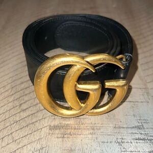 Black Gucci belt with gold double G Gucci